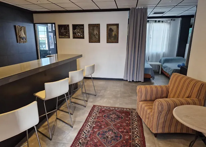 Chill 12 אכסניה